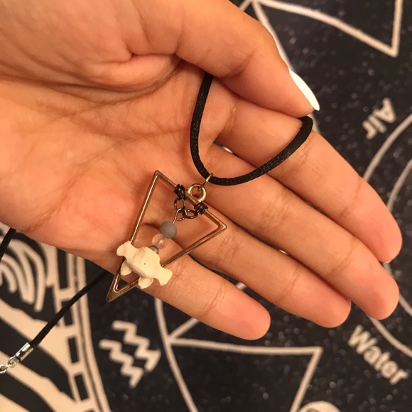 Triangle geometric bone necklace - Picture 2 of 5